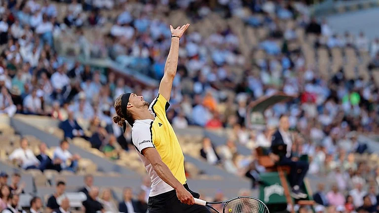 Alexander Zverev serves against Casper Ruud - | Photo: AP/Jean-Francois Badias